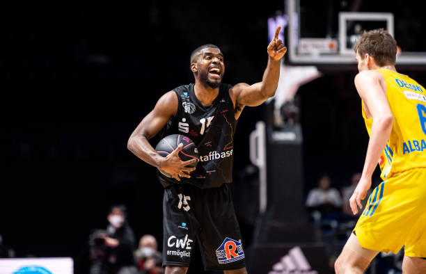 中路队友前 中路队友前